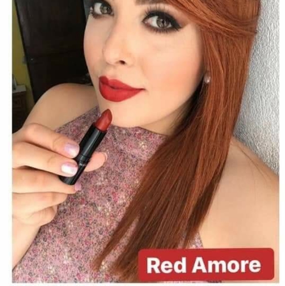 Mary Kay Mattissimo Lipstick in Red Amore. - Picture 3 of 4